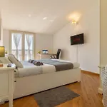Unique & Strategic Flat, 50m From M4 Station Daire *