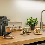 Bilocale Chic In Tropical A Due Passi Da Stazione
