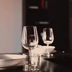 Hostmate - - Magenta 52 - Cadorna * Milaan
