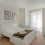 Апартаменты Vibrant Navigli Block With Aircondition Porta Genova M2