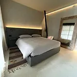 Modern Canal-side Loft With Private Garden