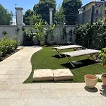 Modern Canal-side Loft With Private Garden Daire