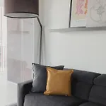 Gohost - Modern And Bright With Terrace And Balcony 아파트 *
