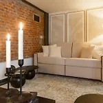 Youhosty - Design Isola ميلان