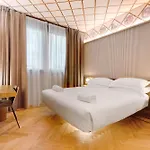 Qc Porta Romana מלון 4*