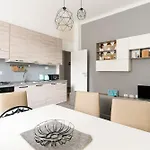 Guesthost - Modern & Cozy In X4 Milano