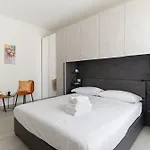 Guesthost - Piazza Tripoli Bright Apartment Milan