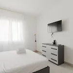 Guesthost - Piazza Tripoli Bright Apartment Milan
