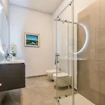 Intrho Isola Luxury , Modern & Cozy Appartement