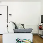 Joivy Stylish 1-bedroom Flat דירה