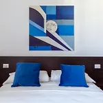 Moon * Milán