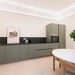 Relstay - Montenapoleone Apartman