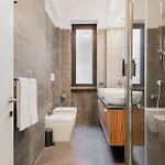 Relstay - Montenapoleone Apartman *