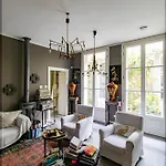 Designed Luxury Loft With Private Exclusive Garden فيلة