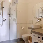 Elegante - 2 Camere, 2 Bagni, Garage E Balcone شقة