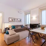 Design Ampio E Luminoso בית הארחה