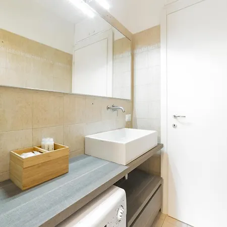 Roomy Close To Subway M5! *