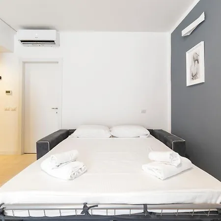 Roomy Close To Subway M5!