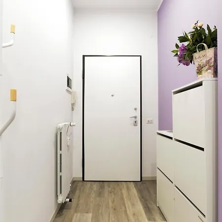 Guesthost - Lovely Near Piazza Firenze! Apartmán