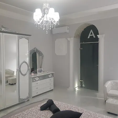 Black & White Tatil Evi Milano