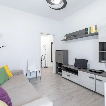 Piazza De Angeli M1 Comfortable Flat With Balcony *