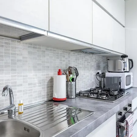 Piazza De Angeli M1 Comfortable Flat With Balcony *