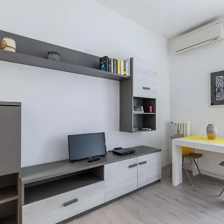 Hotel Piazza De Angeli M1 Comfortable Flat With Balcony *