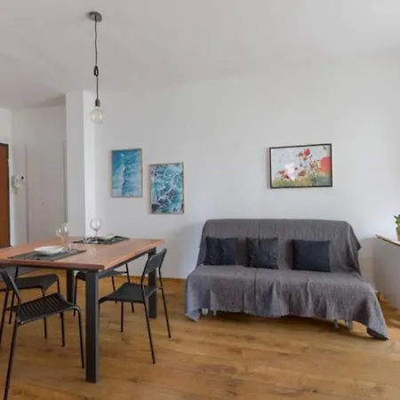 Life & Mico Cosy And Functional Apartment