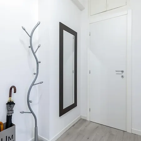 Piazza De Angeli M1 Comfortable Flat With Balcony *