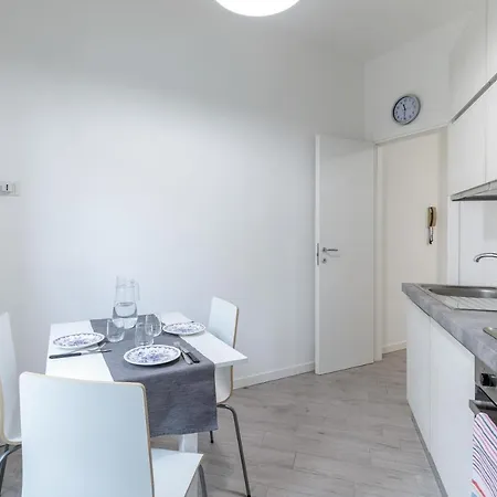 Piazza De Angeli M1 Comfortable Flat With Balcony Hotel