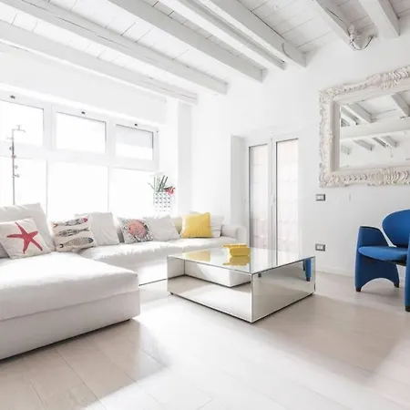 아파트 Unique 4 Storey House On Naviglio 4bd, 4bt 밀라노