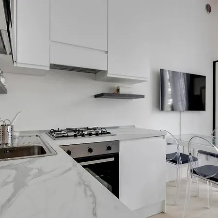 Easylife - L Abbraccio Dell Affascinante P Romana ميلان