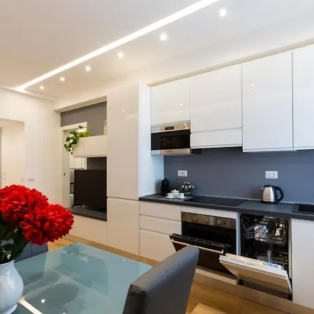 Apartment House San Cristoforo M4 *