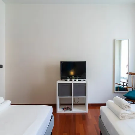 Altido Sleek Flat With Balcony, Walking Distance From Centre *
