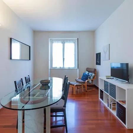 Altido Sleek Flat With Balcony, Walking Distance From Centre شقة