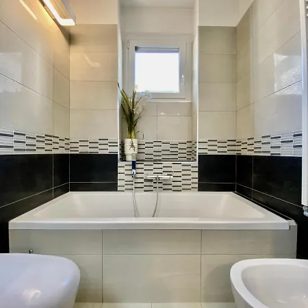 Bright 4-bedroom Near San Siro Apartment