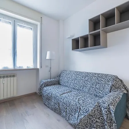 Guesthost - Cosy With Balcony! Apartamento Milán