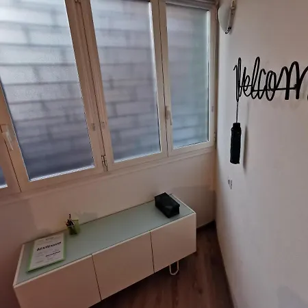 Likehome - Via Scaldasole Loft * Milánó