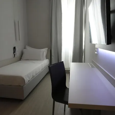 Cadorna Luxury מלון