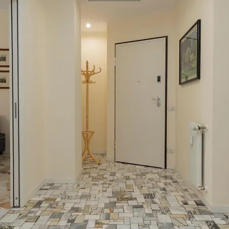 Joivy Modern 2bed Flat With Balcony, 250m From M5 Foppa And M2 Sant'agostino Milánó