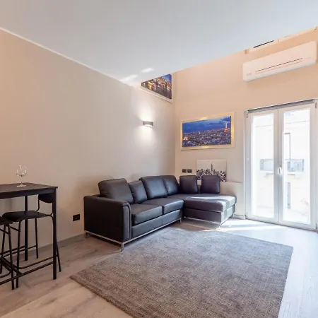 The Rent - Spacious In Paolo Sarpi * Milano