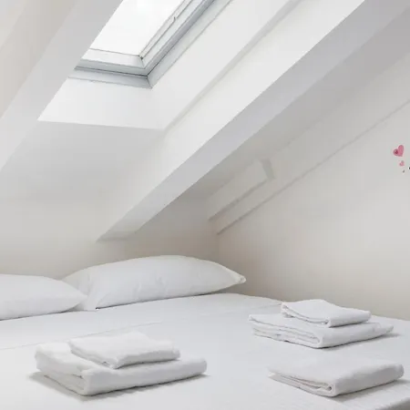 1 Bedroom & 1 Living Apt - Duomo 7 *