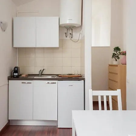 Apartment 1 Bedroom Apt - Duomo 4 *