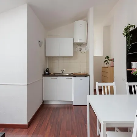 1 Bedroom Apt - Duomo 4 Apartment
