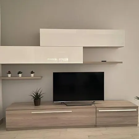 דירה Shining House In