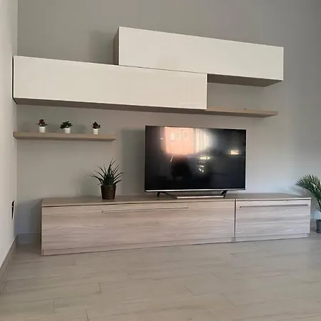 דירה Shining House In