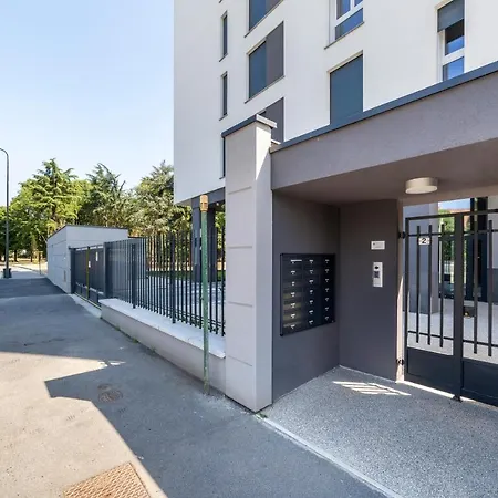 شقة Modern Apt With Terrace And Parking!