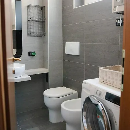 Arty & Colourful Flat Close To Campus Bocconi 아파트