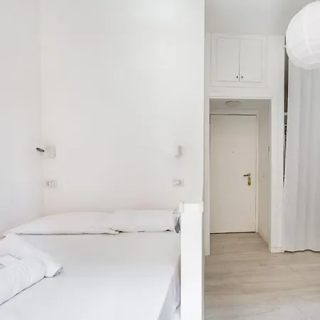Guesthost - Bright 600mt From Viale Zara! Apartamento *