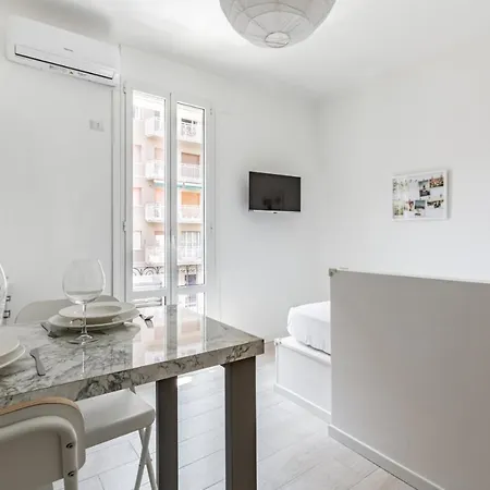 Apartamento Guesthost - Bright 600mt From Viale Zara! Milão